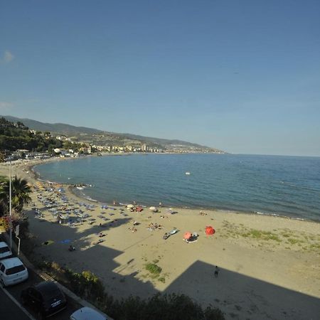 Albero Maestro On Bussana Seaside Apartment Sanremo Bagian luar foto