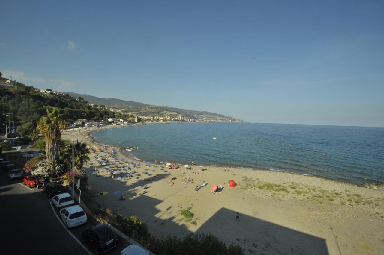 Albero Maestro On Bussana Seaside Apartment Sanremo Bagian luar foto